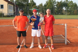 Von links Friedrich Hora (zweiter Vorstand SGE), Sieger Christian Ahle mit Pokal und Tochter Melanie und der unterlegene Finalist Hardy Kleinschmidt