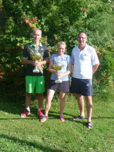 Von links Hardy Kleinschmidt (Sieger Herren), Alexandra Berger (Siegerin Damen) und Abteilungsleiter Oswald Prummer.