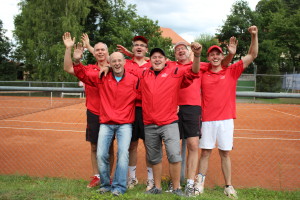 Die jubelnden Meister-Tennis-Herren der SGE: Von links Hardy Kleinschmidt, Manfred Baumgartner, Rainer Hora, Tobias Berger, Oswald Prummer und Christian Ahle.