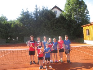 Die Junioren14-Teams der SGE (rote Trikots) und des TC Waidhofen II