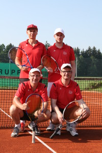 Die SGE-Herren, die sich den zweiten Meistertitel in Serie holten: Stehend von links Hardy Kleinschmidt und Christian Ahle. Knieend von links Oswald Prummer und Rainer Hora