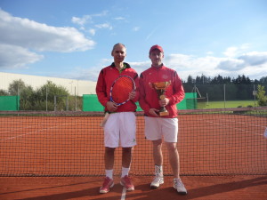 Von links der unterlegene Finalist Hardy Kleinschmidt und der alte und neue Vereinsmeister Christian Ahle