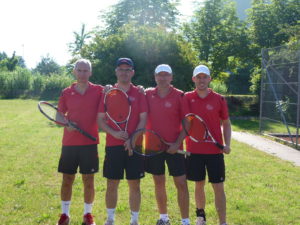 Die Tennis-Herren der SGE, die 2016 Vizemeister wurden: Von links Hardy Kleinschmidt, Rainer Hora, Oswald Prummer und Christian Ahle. Auf dem Bild fehlen Manfred Baumgartner und Friedrich Hora. 