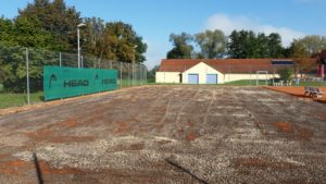 Nachdem der rote Tennissand entfernt wurde, können die Stockschützen der SG Edelshausen ab Montag, 7. November zusammen mit dem Bauunternehmen mit dem Bau der Stockbahnen beginnen. Wer mithelfen will, soll sich bitte bei Abteilungsleiter Josef Dietenhauser (08252/1591) melden.