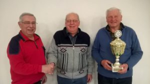 von links Organisator Paul Fischer und das Siegerduo Helmut Kramer und Anton Buchard mit dem Pokal