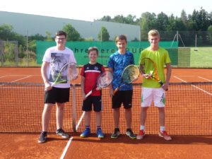 Das SGE-Knaben-Team von links Matthias Krammer, Manuel Hora, Fabian Brucklacher und Benedikt Gerl. Auf dem Foto fehlen Kathi Hartl und Sebastian Heinzlmeier.