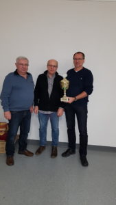 Von links Organisator Paul Fischer und das Siegerduo Johann Widmann und SGE-Vereinschef Oswald Oswald Prummer mit dem Wanderpokal