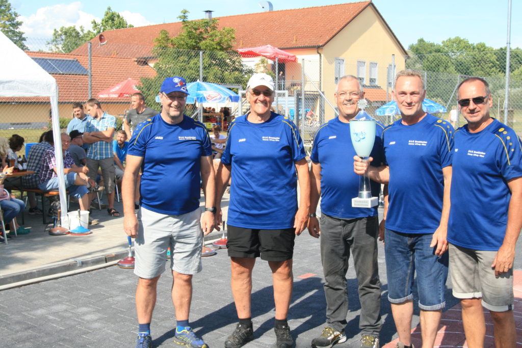 Das siegreiche Team der SGE-Stockschützenvon links Robert Späth, Fritz Wegler, SGE-Stockschützen-Abteilungsleiter Josef Dietenhauser, Sigi Lang und Oswald Prummer