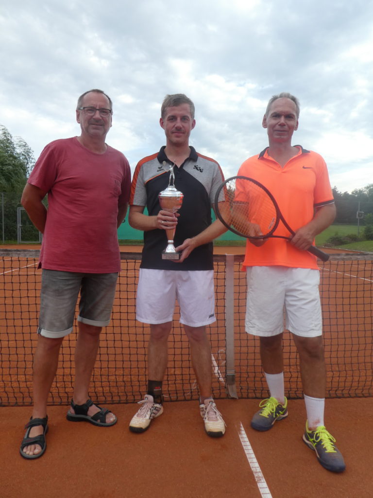 Von links SGE-Tennisabteilungsleiter und Vereinschef Oswald Prummer, der neue Vereinsmeister Christian Ahle und der entthronte Hardy Kleinschmidt