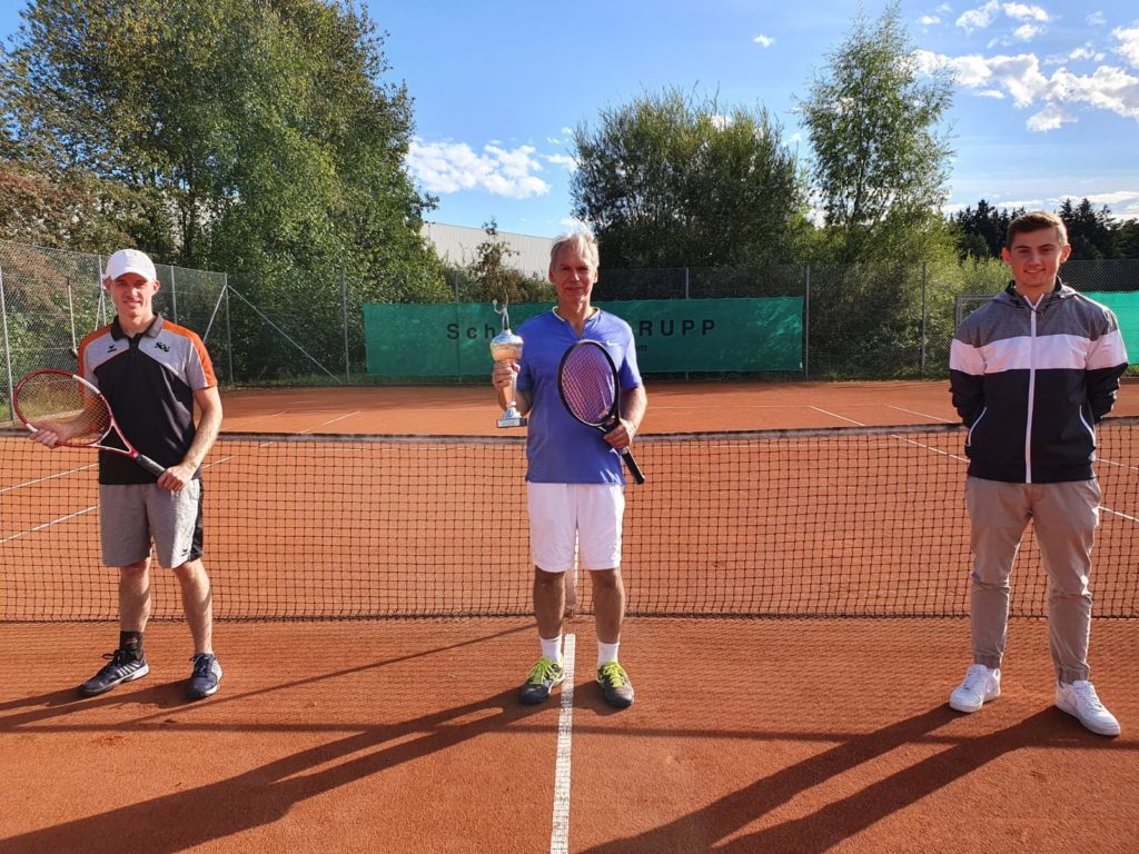 Foto zeigt von links den Finalisten Christian Ahle, den neuen Vereinsmeister Hardy Kleinschmidt und Sportwart Fabian Brucklacher