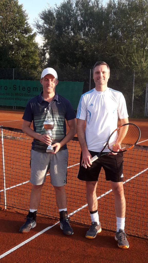 Von links der neue SGE-Tennis-Vereinsmeister Christian Ahle und der unterlegene Finalist Tobias Nabe